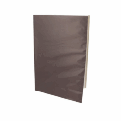 Carpeta plastificada color café con accoclip, ideal para guardar documentos sin perforarlos.